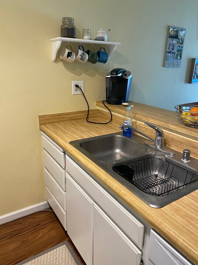 Kitchen - 1700 Glenbrook Dr