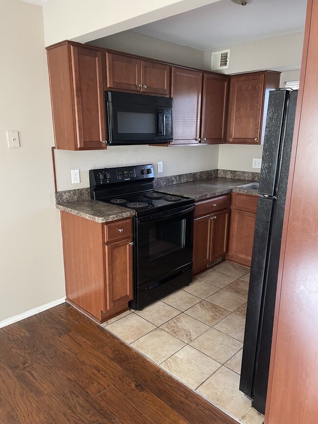 Kitchen - 1928 Orchard Crest St