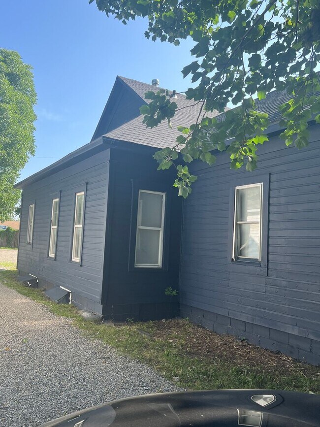 Building Photo - 3 Bedroom 1 Bath Home