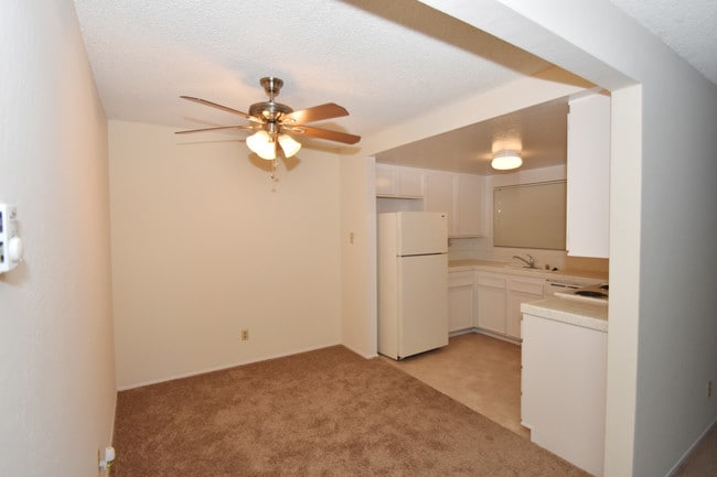 Building Photo - 1575 Oak Apartment Homes