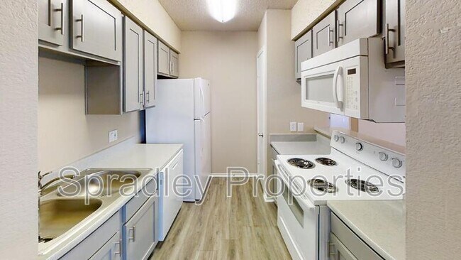 Foto del edificio - 200 Bosque Rd