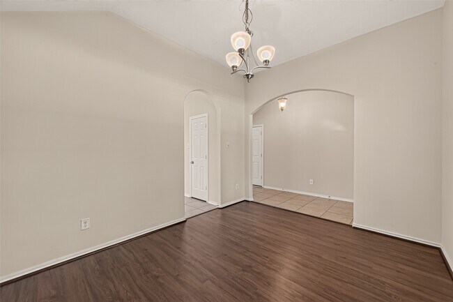 Foto del edificio - 5006 Juniper Walk Ln