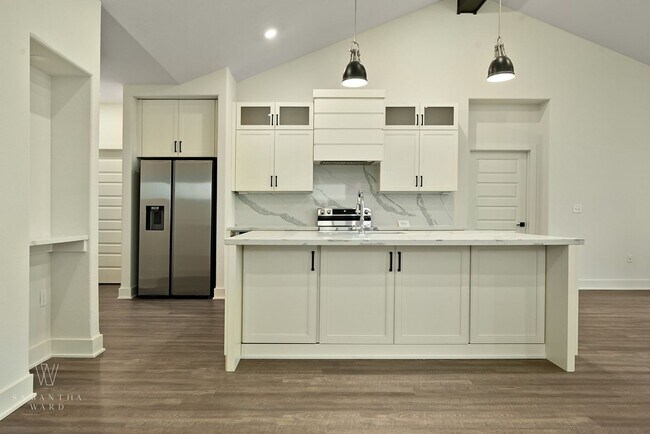 Foto del edificio - Stunning 4-bedroom, 4-bathroom, Single Fam...