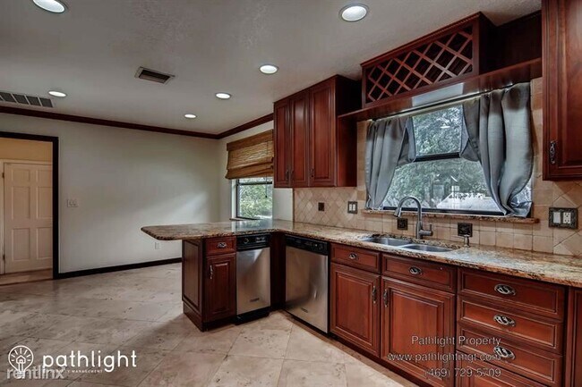 Building Photo - 4 br, 2 bath House - 100 Crestwood Drive UNIT