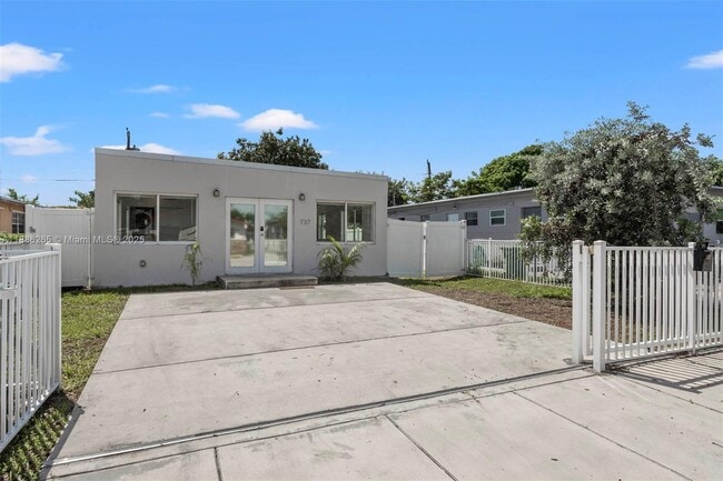 Foto del edificio - 737 NW 4th St