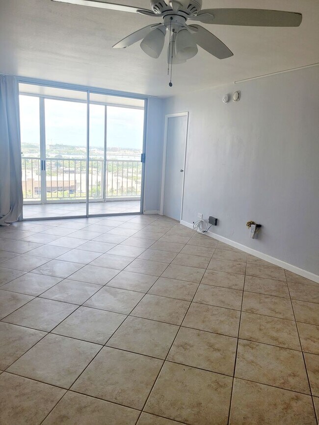 Foto del edificio - AVAILABLE | 2 Bedroom, 1 Bathroom Condo with 1 Assigned Parking Stall