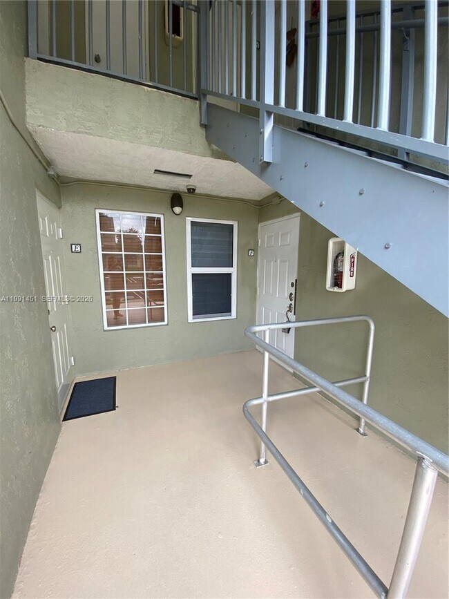 Foto del edificio - 17500 NW 67th Pl
