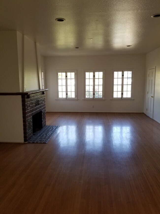 Building Photo - 1097 S Orange Dr