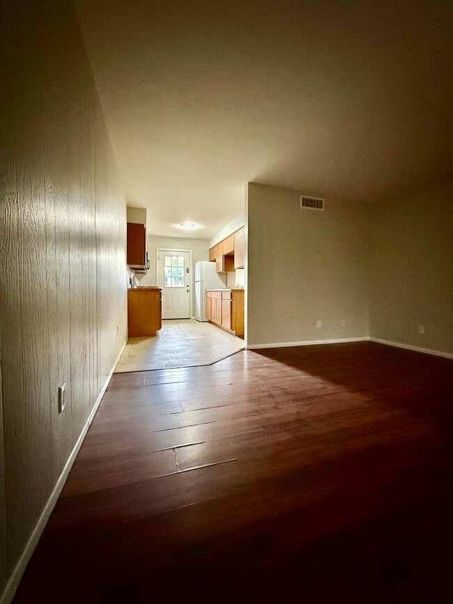 Photo - 825 E 5th St Apartment