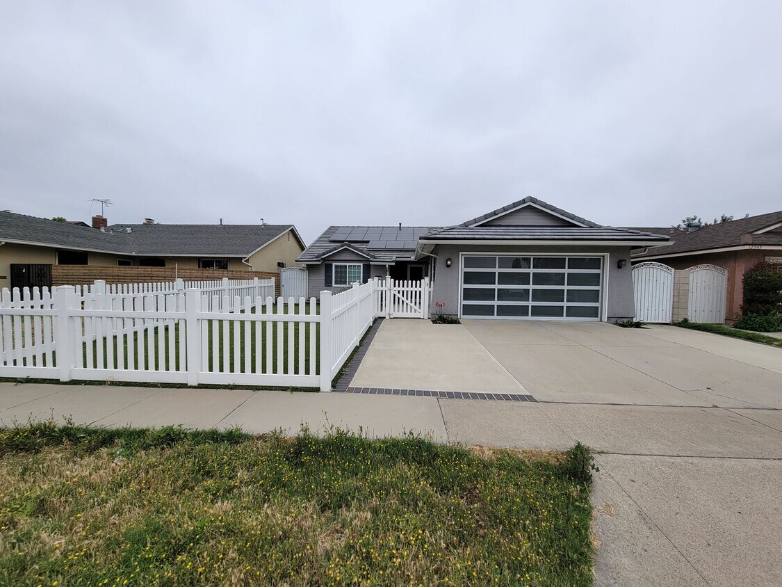 Primary Photo - Rare 4 Bed, 2 Bath House