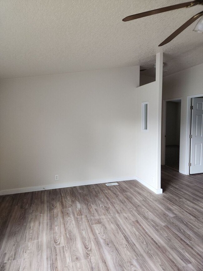 Building Photo - Pet Friendly 3bed : 2bath Home w/ 1 Car De...