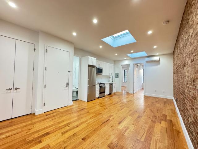 Foto principal - 4 bedroom in Brooklyn NY 11210