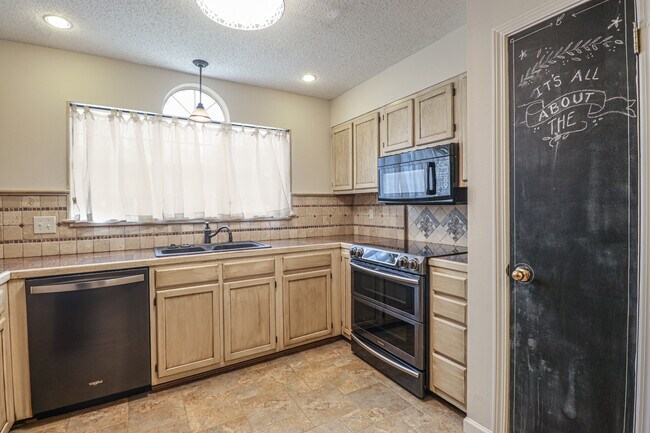 Foto del edificio - 15520 Glen Dr