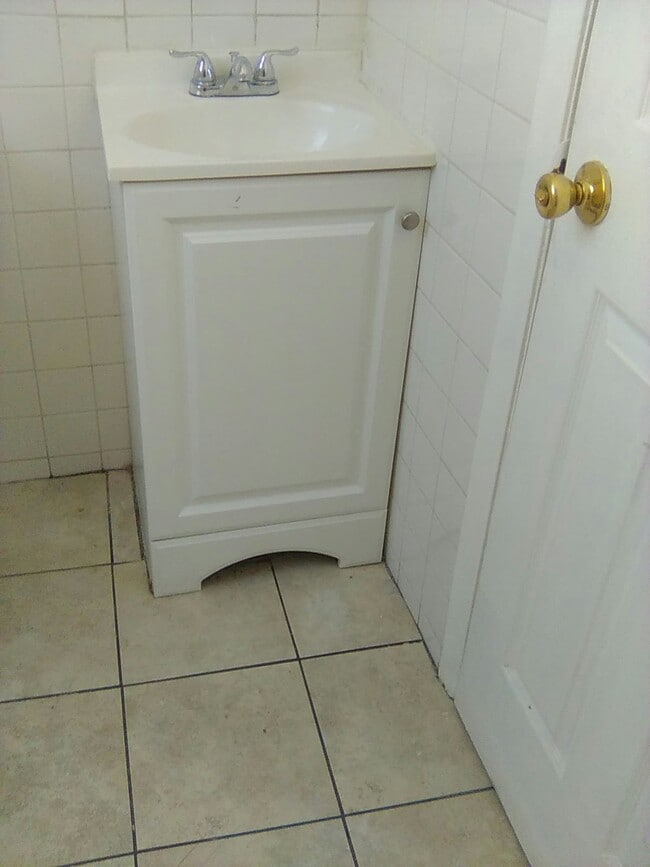 Foto del edificio - 594 Roosevelt Ave