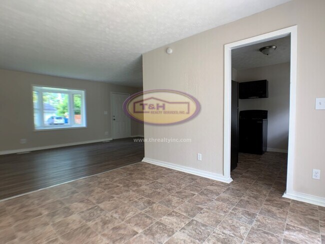 Building Photo - Lovely Tri-Level in Warren Township!