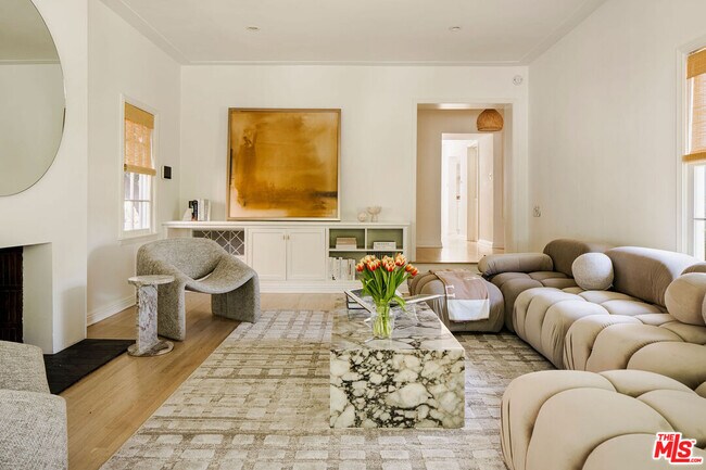 Foto del edificio - 2518 Canyon Dr