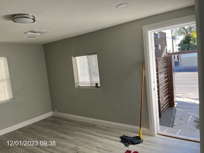 Building Photo - 1 BEDROOM CENTRALLY LOCATED IN THE UP AND ...