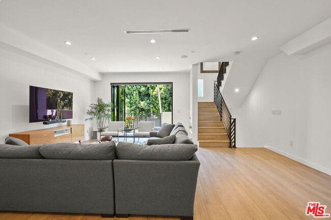 Foto del edificio - 926 N Ridgewood Pl
