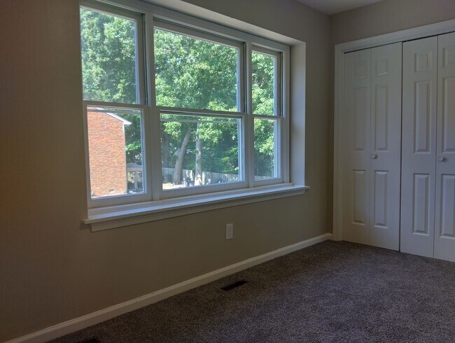 Building Photo - Spacious 2bd/1.5ba townhome