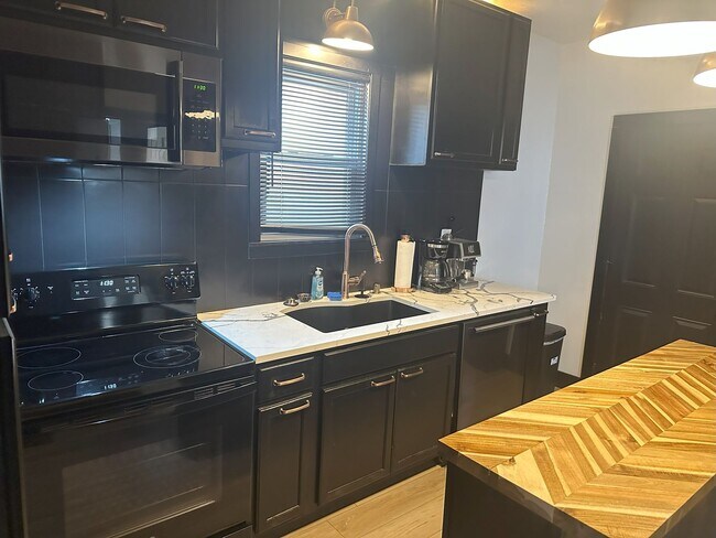 Foto del edificio - Beautifully Remodeled 2-Bedroom with Bonus...