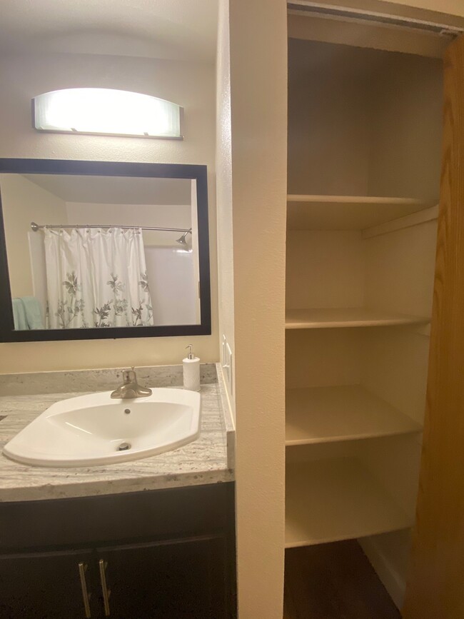 Baño principal de almacenaje - 13775 Interurban Ave S
