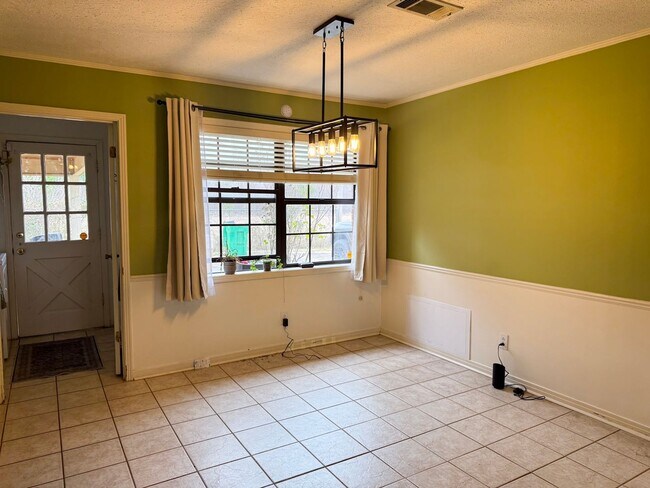 Foto del edificio - Make this move-in ready 3-bedroom, 2-bath home your own!