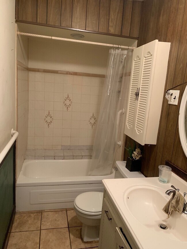 Building Photo - Fab Frankford 1 Bedroom Apartment Availabl...