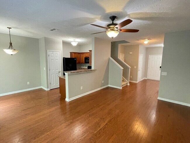 Foto del edificio - Oak Hill townhome with 3 bedrooms, 1 car g...