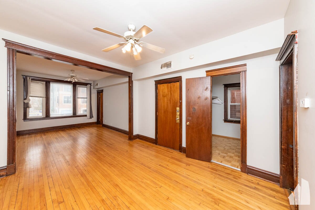 Primary Photo - 1349 N Western Ave