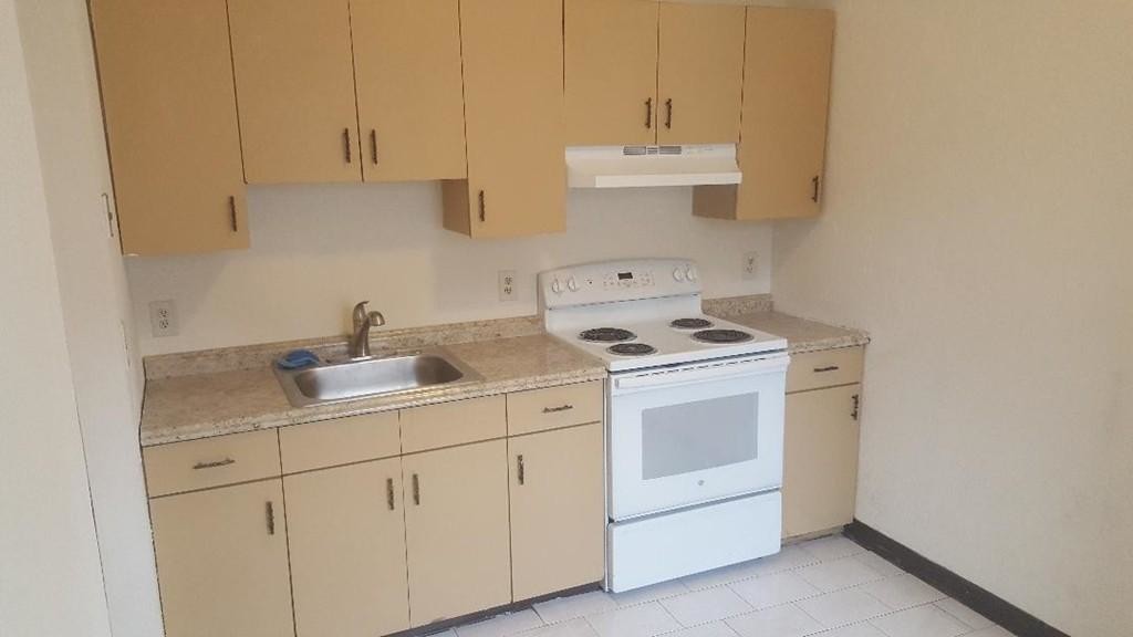 Primary Photo - 566 Beach St