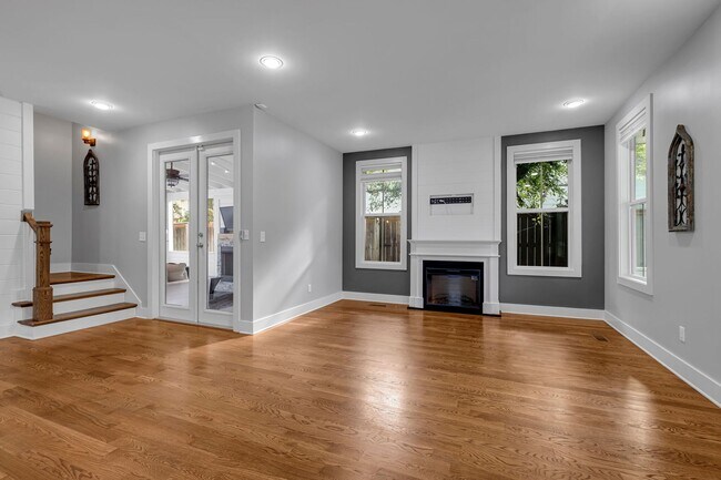 Foto del edificio - Great price for a huge house! CHARMING Sylvan Heights home 4 Bed 4 Bath. Beautiful private backya...