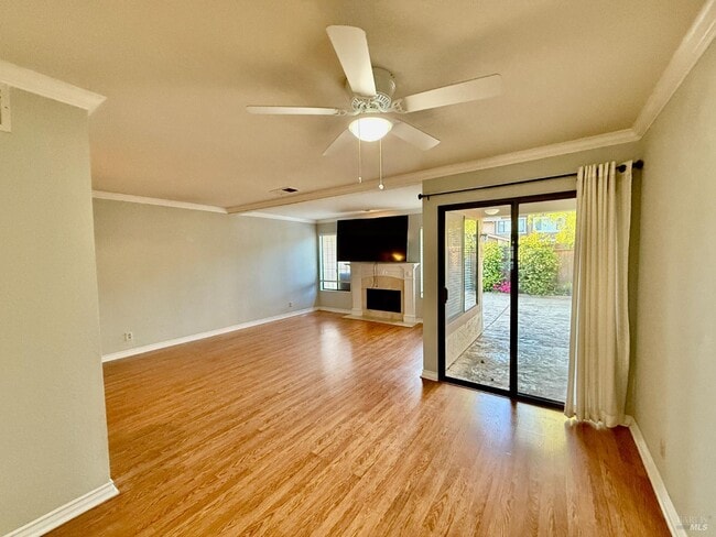 Building Photo - 1121 Grove Cir