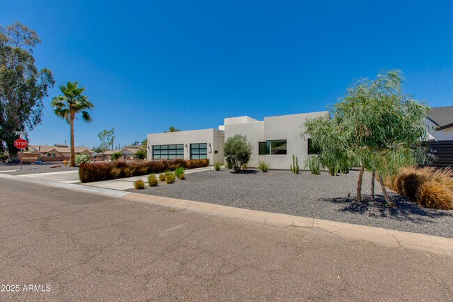 Building Photo - 4002 E Avalon Dr