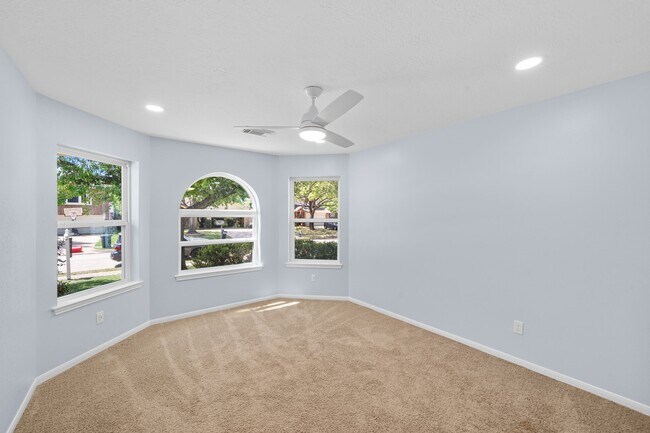 Foto del edificio - 3910 Crystal Pass Ct