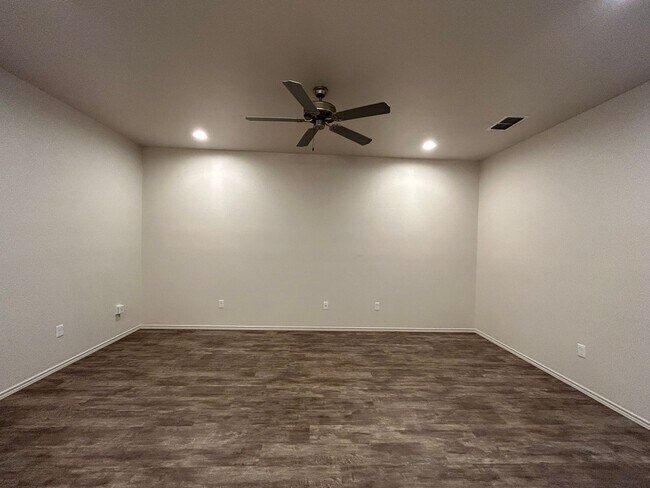 Building Photo - Townhomes Located In Stonewood Division & ...