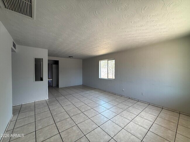 Foto del edificio - 2732 W Luke Ave