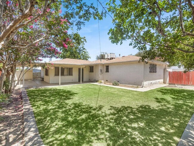 Building Photo - Spacious home on corner lot with 3 br/2ba ...