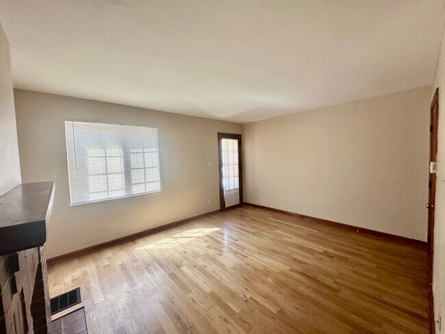 Building Photo - 230-232 W Pacemont