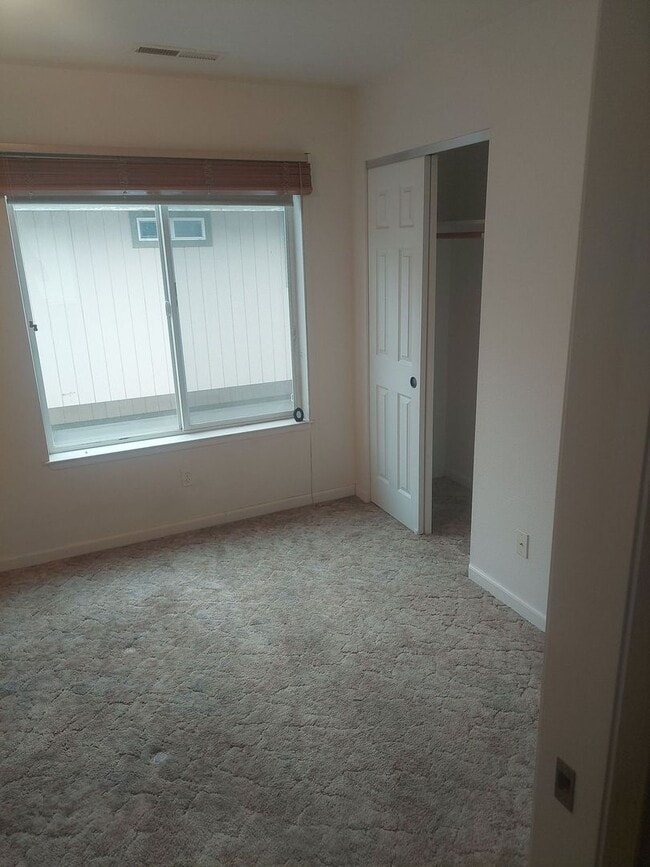 Building Photo - Nice unit with 2 car garage