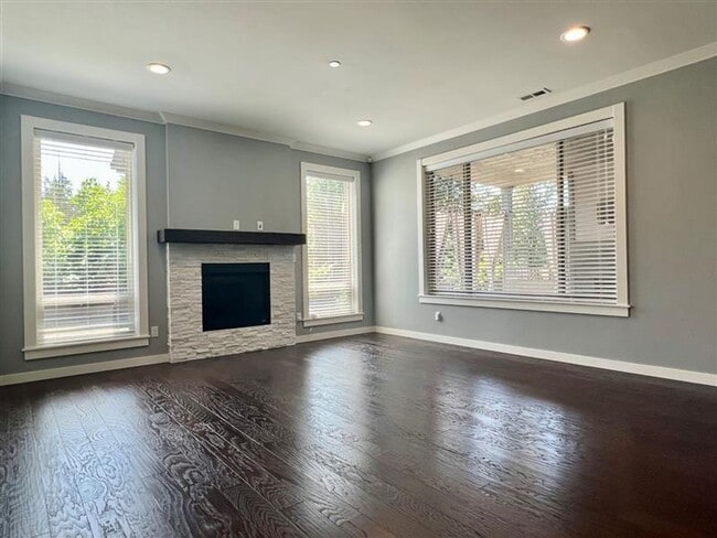 Building Photo - Stunning 5 Bedroom Craftsman Home in Covin...