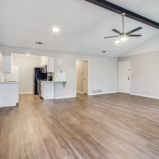 Building Photo - 504 Sierra Dr