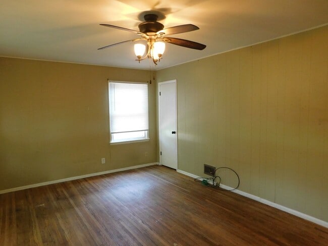 Building Photo - Cozy, Quiet Home