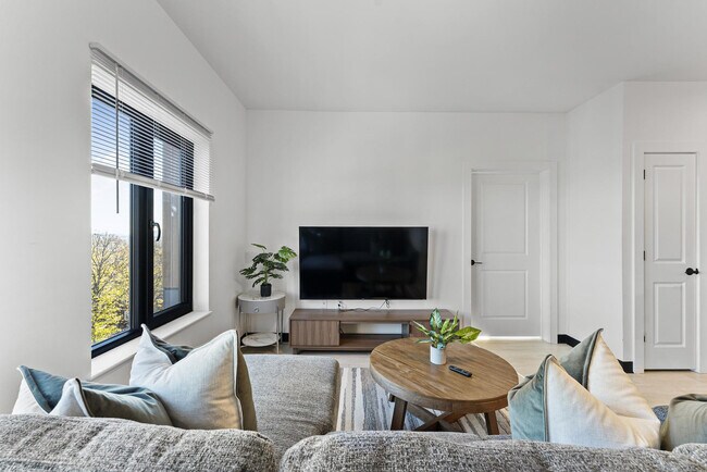 Foto del edificio - 600 Broadway-SI ID1240310P