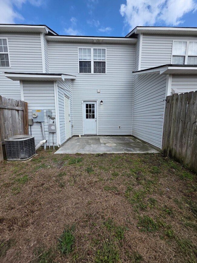 Building Photo - 2 BR 2 BA Townhose