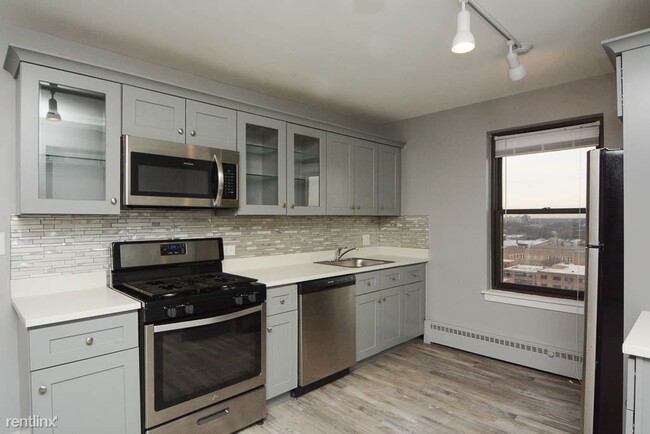 Building Photo - 5858 N Sheridan Rd