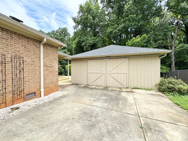 Building Photo - Spacious 4 Bedroom Off Jefferson Rd