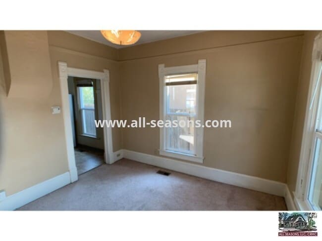 Building Photo - Centrally Located Downtown Two Bedroom Home