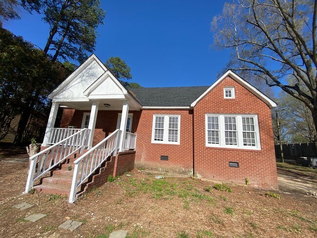 Foto del edificio - Very nice 4 bedroom 1 bathroom house JUST REMODLED (Spring 2022)