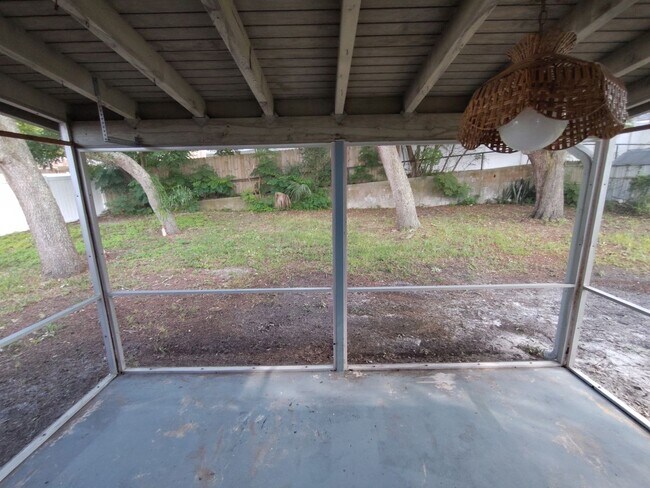 Building Photo - 2/1 Single Family in Spring Hill