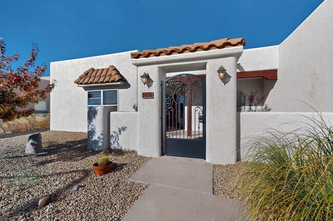 Building Photo - Beautiful 4-Bed Home With Two Living Areas in Family Friendly Neighborhood